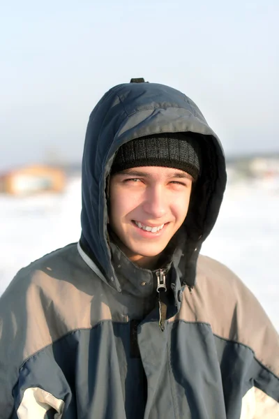 Подросток зимой — стоковое фото
