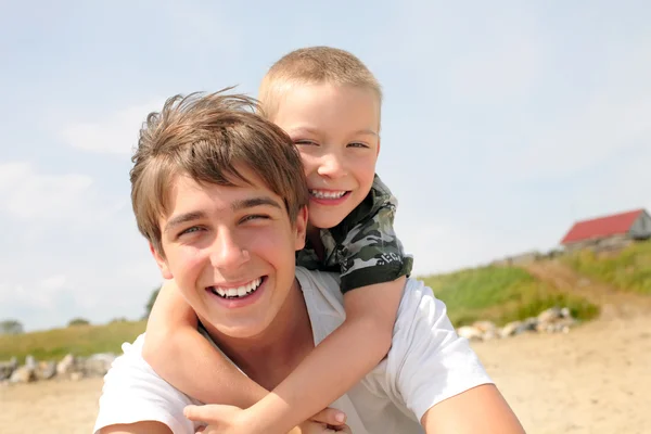 Szczęśliwy nastolatek i dziecko — Zdjęcie stockowe