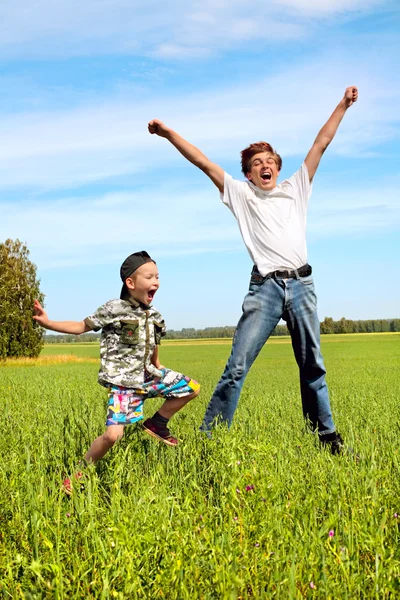 Tiener en kid springen — Stockfoto