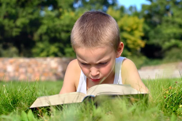 Το παιδί διαβάζει το βιβλίο — Φωτογραφία Αρχείου