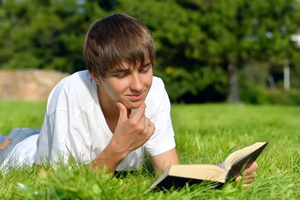 Підліток читає книги — стокове фото