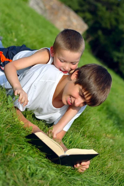 Підліток і дитина з книгою — стокове фото