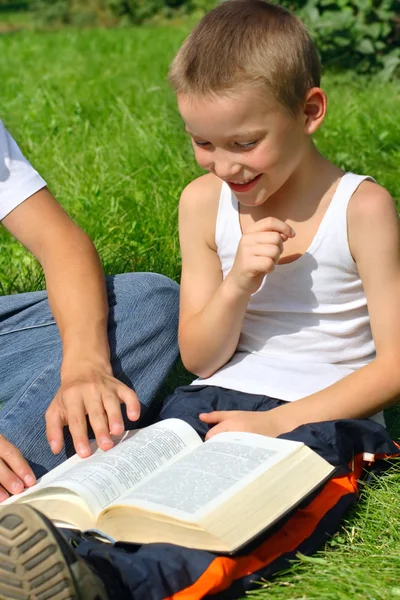 Kind mit einem Buch — Stockfoto
