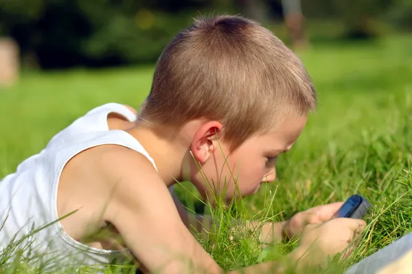 Kid met mobiele telefoon — Stockfoto