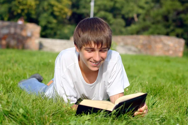Adolescente lê livro — Fotografia de Stock