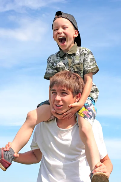 幸せなティーンエイ ジャーと子供 — ストック写真
