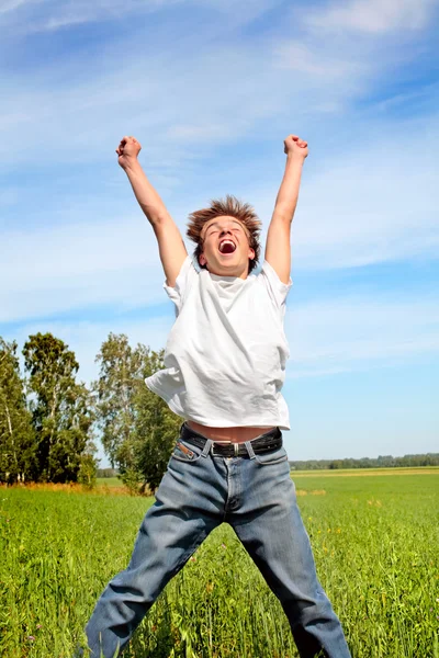 Glücklicher Teenager springen — Stockfoto