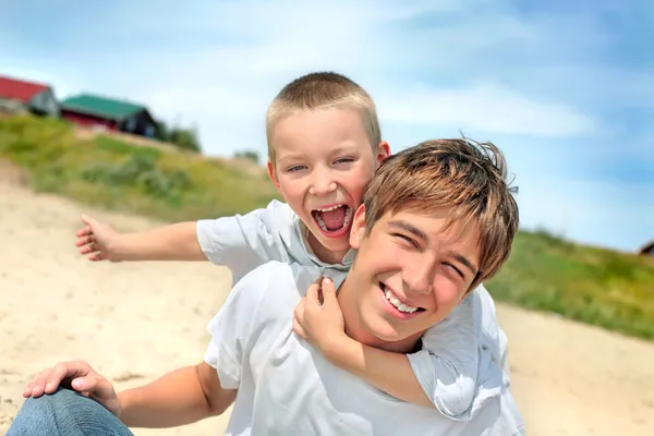 Szczęśliwy nastolatek i dziecko — Zdjęcie stockowe