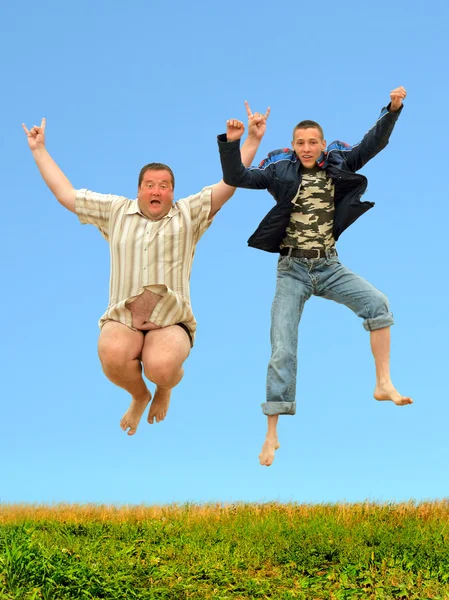 Hombre y adolescente saltando — Foto de Stock