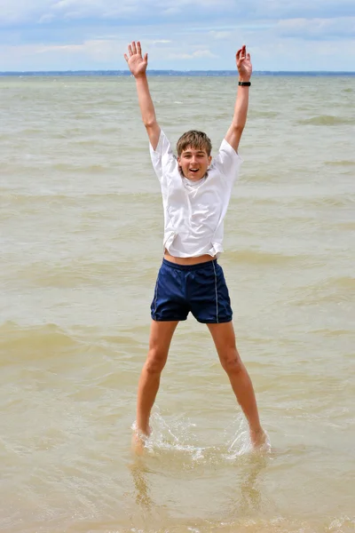 Adolescente na praia — Fotografia de Stock