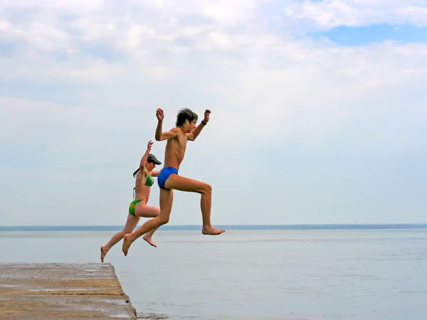 海でジャンプします。 — ストック写真