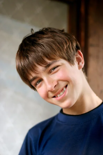 Uśmiechający się nastolatek — Zdjęcie stockowe