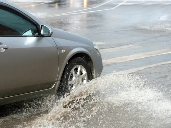 Samochód w powodzi — Zdjęcie stockowe