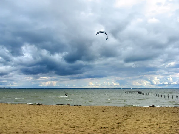 Zee landschap met kitesurfer — Stockfoto