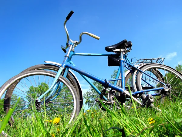 Два старых велосипеда — стоковое фото