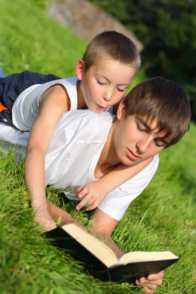 Nastolatek i dziecko z książki — Zdjęcie stockowe
