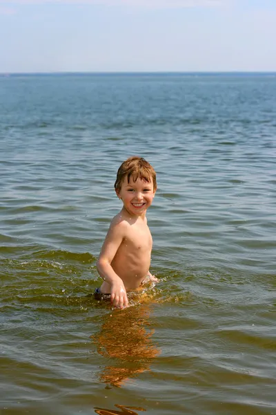 在水中的孩子 — 图库照片