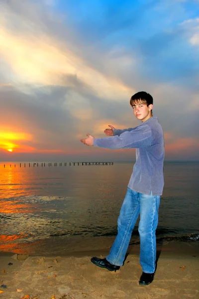 Tonåring visar solnedgången — Stockfoto