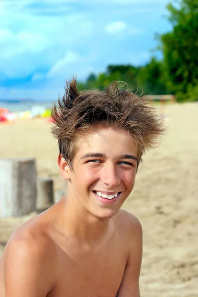 在海滩上的少年 — 图库照片