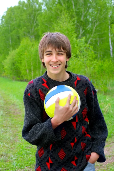 Έφηβος με μια μπάλα — Φωτογραφία Αρχείου