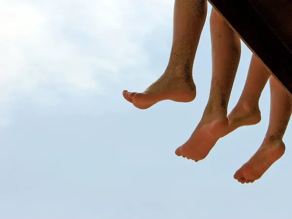 Teens legs hanging — Stock Photo, Image