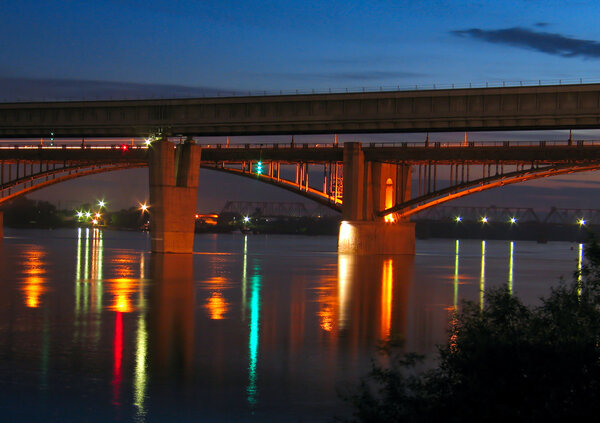 Ночной вид на мост
