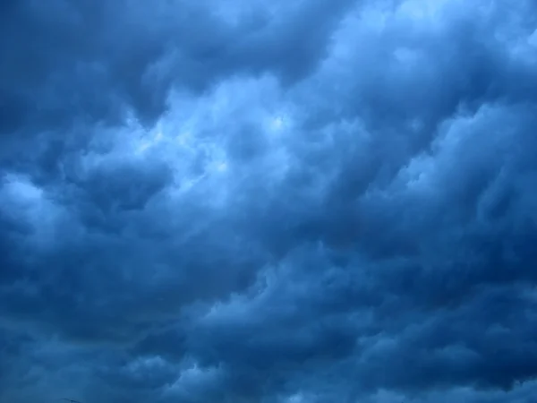 Тёмные облака — стоковое фото