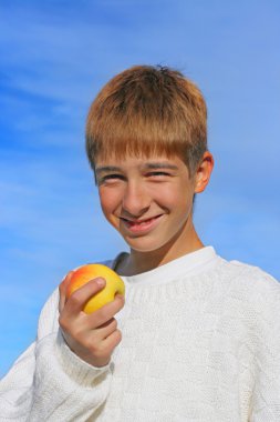çocuk ve elma