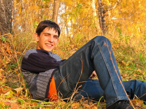 Teenager im Herbstwald — Stockfoto