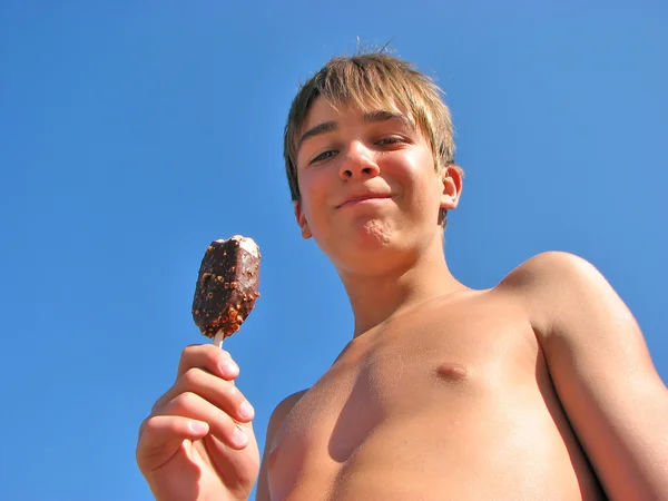 Jongen en icecreram — Stockfoto