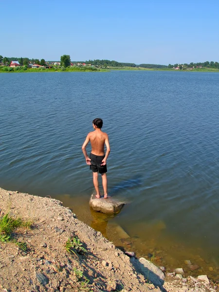 Έφηβος κοντά στη λίμνη — Φωτογραφία Αρχείου