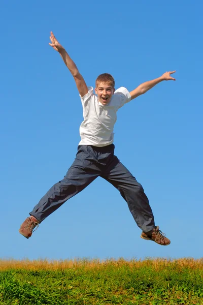 少年をジャンプ — ストック写真