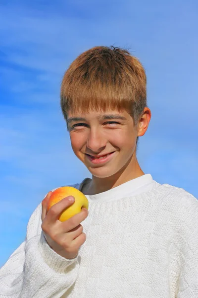 Мальчик и яблоко — стоковое фото