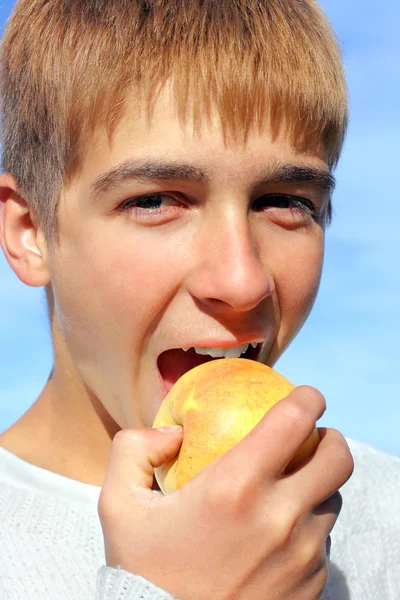 Хлопчик з'їсти яблуко — стокове фото