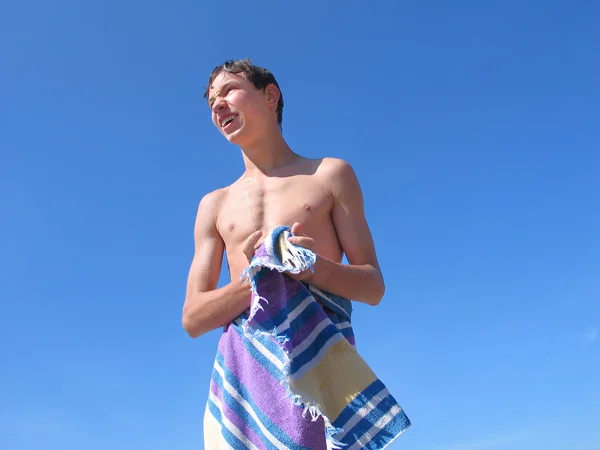 Adolescente com toalha de banho — Fotografia de Stock