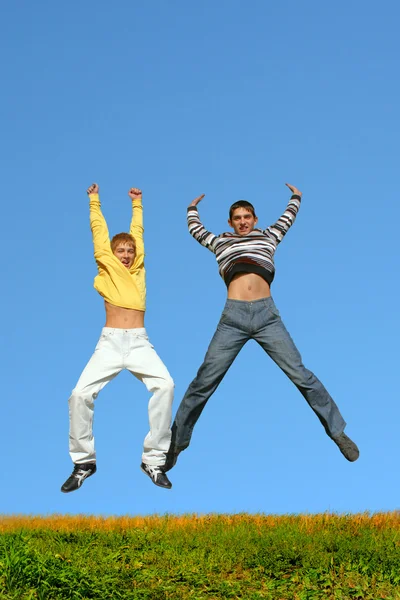 Rapazes a saltar — Fotografia de Stock