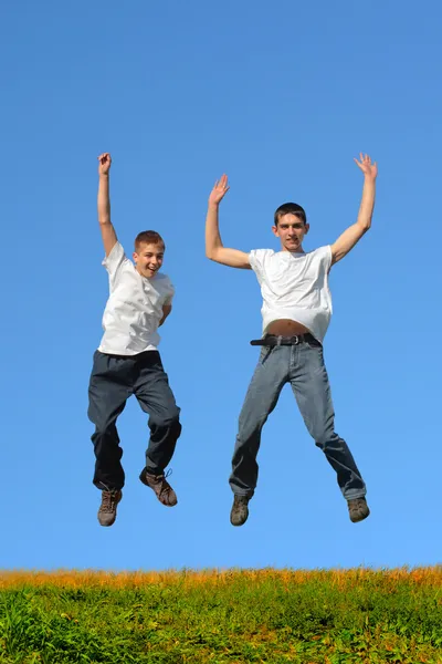 Jongens springen — Stockfoto