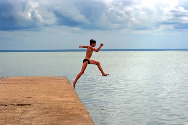 Chlapec skok — Stock fotografie