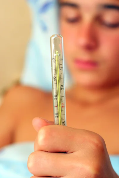 Menino com termômetro — Fotografia de Stock