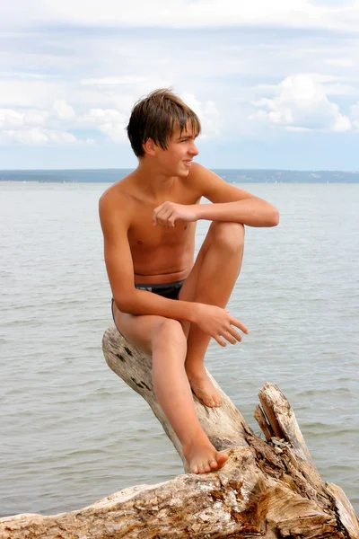Junge in Wassernähe — Stockfoto