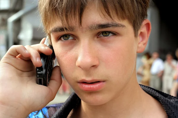 Dospívající hovoří telefon — Stock fotografie