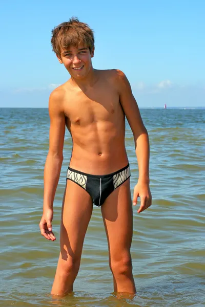 Teenager stand in acqua — Foto Stock