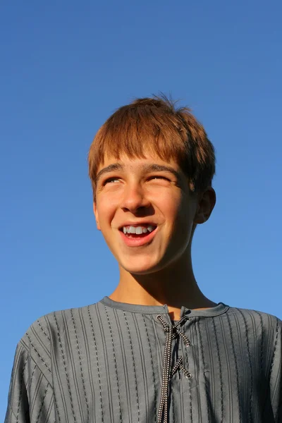 Lächelnder Teenager — Stockfoto