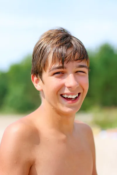 在海滩上的少年 — 图库照片