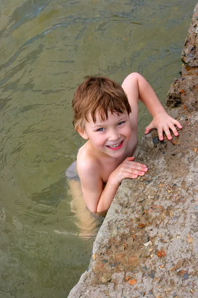 Kind im Wasser — Stockfoto