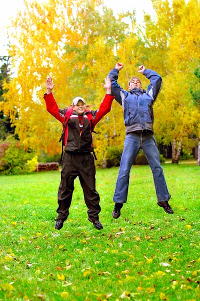 Teens jumping — Stock Photo, Image