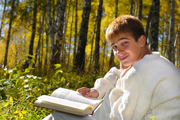 Pojke med en bok — Stockfoto