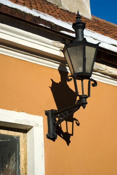 Настенная лампа на старом доме в Таллинне — стоковое фото