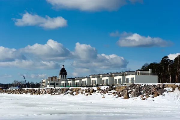 Hotel moderno en la orilla del Golfo de Finlandia — Foto de Stock