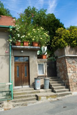 karlstein bir ev girişinde